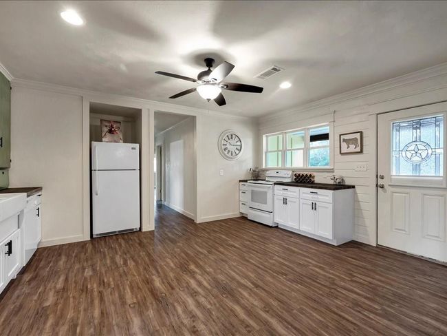 921 S Market St, House other with 3 bedrooms, 2 bathrooms and 4 parking in Grapeland TX | Image 7