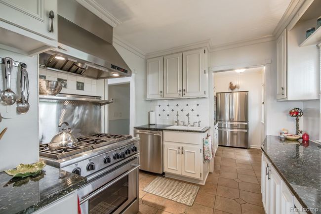 Phenomenal kitchen w. granite | Image 15