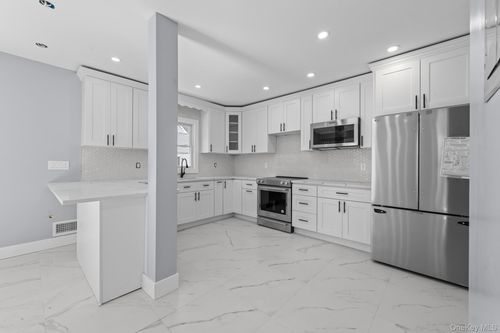 11132 199th St, Saint Albans, NY, 11412-2118 | Card Image