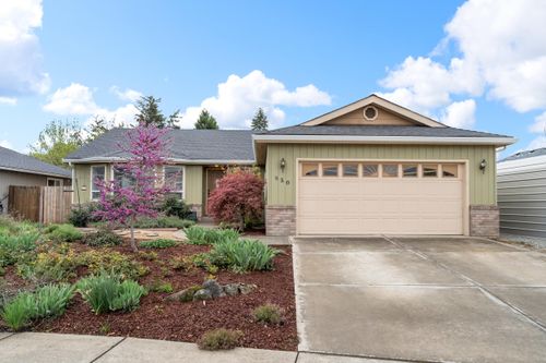 850 Forest Glen Dr, Central Point, OR, 97502-4824 | Card Image