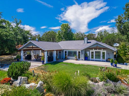 700 Rogue Wood Dr, White City, OR, 97503-9562 | Card Image