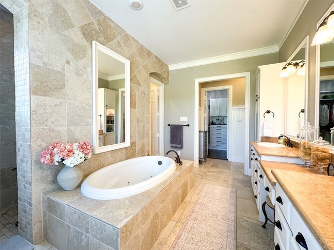 Primary Bathroom | Image 18