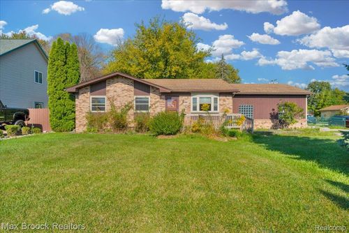 47685 Jefferson Ave, Chesterfield, MI, 48047-2233 | Card Image