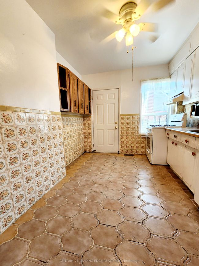 635 Coxwell Ave, House attached with 3 bedrooms, 2 bathrooms and null parking in Toronto ON | Image 11