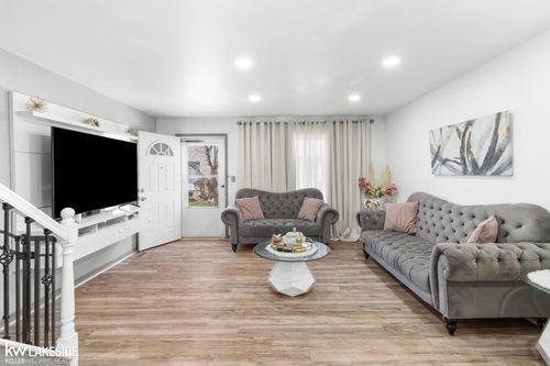 28372 Universal Dr, Warren, MI, 48092-2439 | Card Image