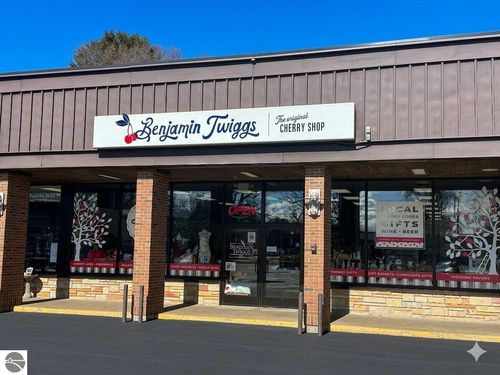 1213 E Front St, Traverse City, MI, 49686-2928 | Card Image