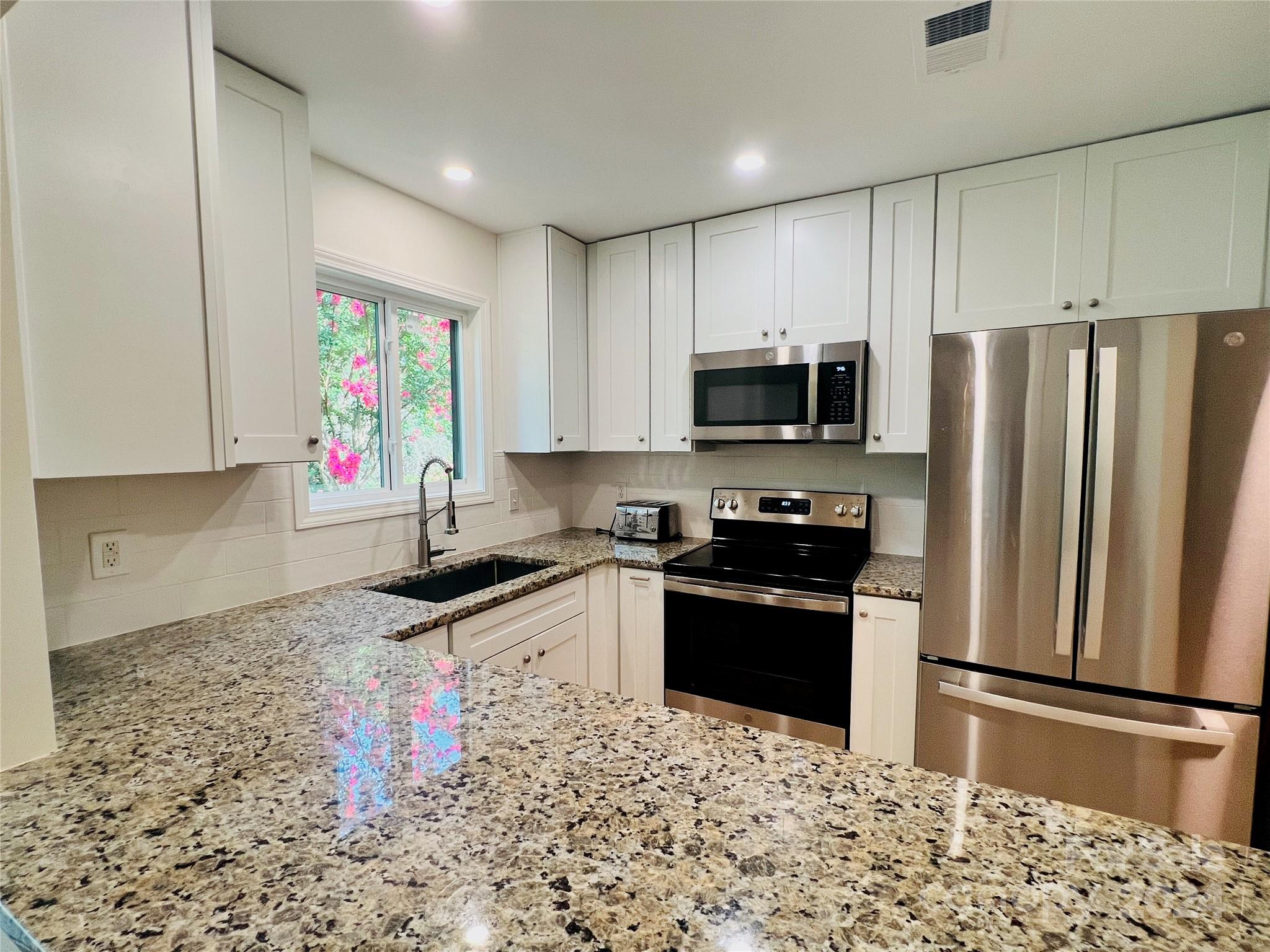 Mallard Head Ln, Mooresville, NC 28117