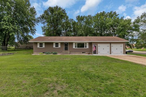 18 4th Ave Se, New London, MN, 56273-9558 | Card Image