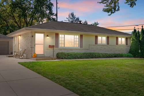 8718225 Queensway, Menomonee Falls, WI, 53051-2505 | Card Image