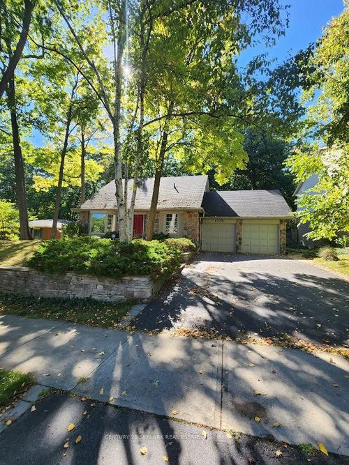 1928 4 Seasons Dr, Burlington, ON, L7P2Y1 | Card Image