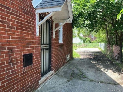 19533 Barlow St, Detroit, MI, 48205-1692 | Card Image