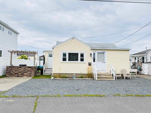 24 Wall St, Hampton, NH, 03842-3284 | Card Image