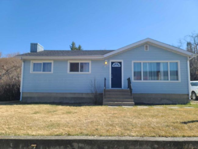 11025 103 Street, Home with 3 bedrooms, 2 bathrooms and 2 parking in Peace River AB | Image 1