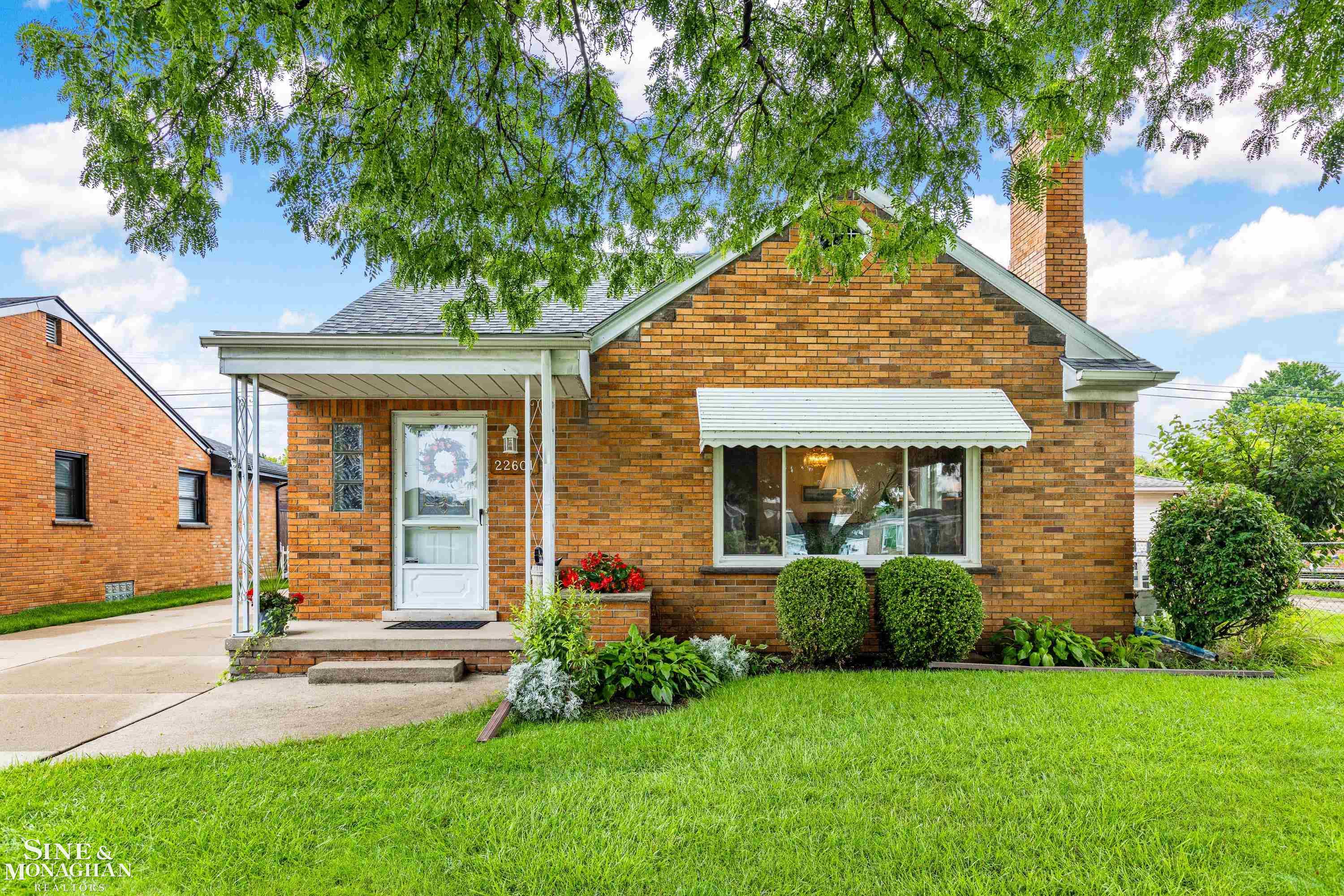Bayview Dr, Saint Clair Shores, MI 48081