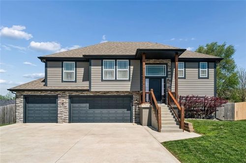 912 N Hickory Dr, Tonganoxie, KS, 66086-5449 | Card Image