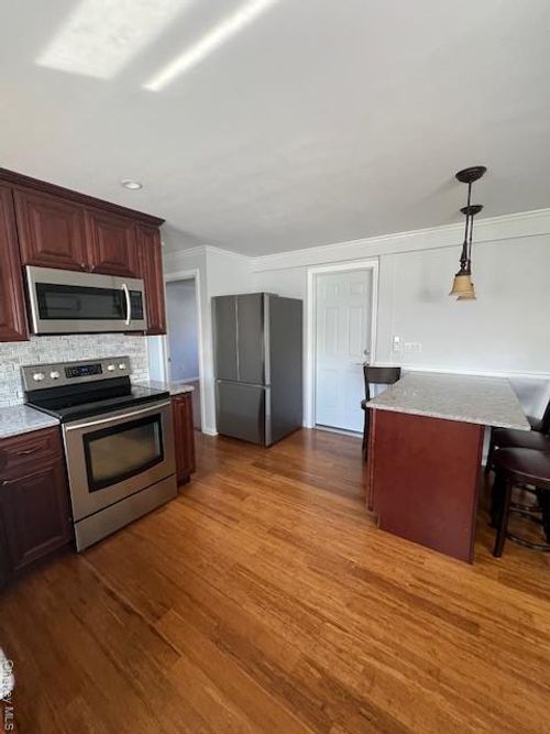570 S 14th St, Lindenhurst, NY, 11757-4438 | Card Image