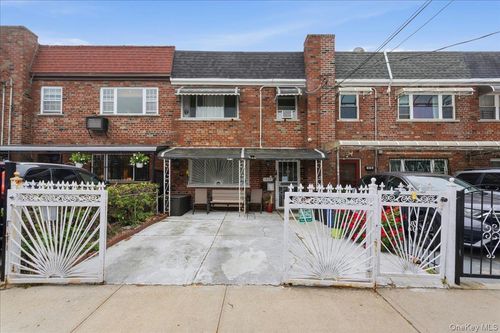 1020 E 213th St, Bronx, NY, 10469-1303 | Card Image