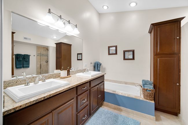 UNIT-2 - 201 Charleston Ct, Condo with 2 bedrooms, 2 bathrooms and 1 parking in Schaumburg IL | Image 11
