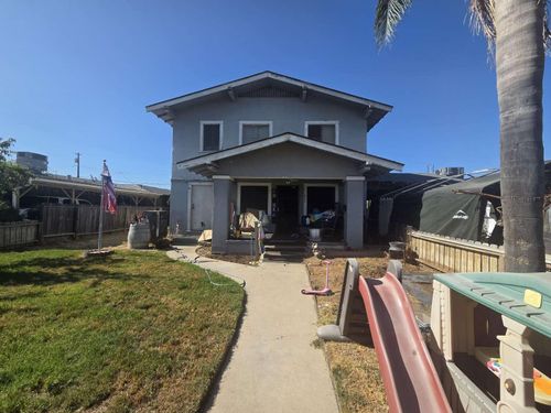 423 W Franklin Way, Dinuba, CA, 93618-1520 | Card Image