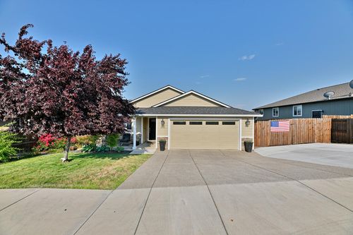 396 Sienna Hills Dr, Eagle Point, OR, 97524-9024 | Card Image