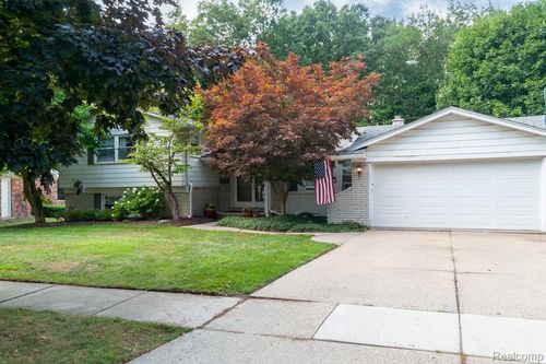 16087 Riverside St, Livonia, MI, 48154-2460 | Card Image