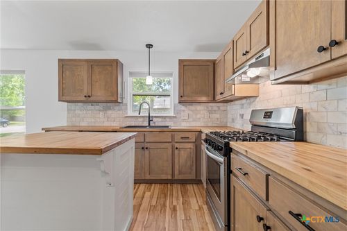 407 7th St, Cameron, TX, 76520-2846 | Card Image