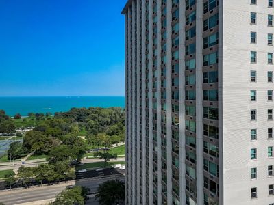 2412 - 3600 N Lake Shore Drive, Condo with 1 bedrooms, 1 bathrooms and 1 parking in Chicago IL | Image 2