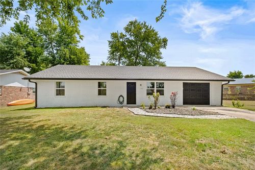 855 Jan Cir, Siloam Springs, AR, 72761-9274 | Card Image