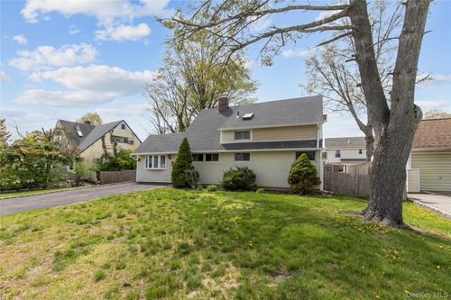 28 Apollo Ln, Hicksville, NY, 11801-4436 | Card Image