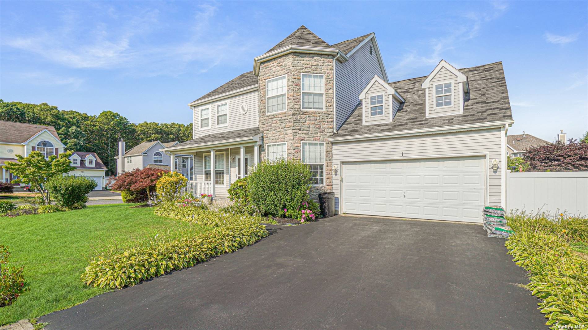 Lilac Ln, Holtsville, NY 11742