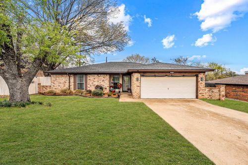 748 Regency Dr, Hurst, TX, 76054-2323 | Card Image