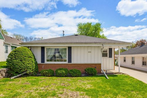 2032 N 114th St, Wauwatosa, WI, 53226-2214 | Card Image