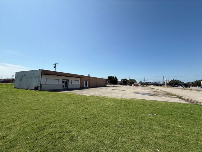 View of green lawn | Image 4