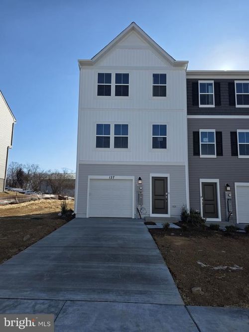 127 Kinkade Ct, MARTINSBURG, WV, 25403-1321 | Card Image