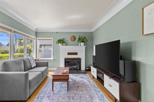 1726 Albert Ave, Victoria, BC, V8R1Z1 | Card Image