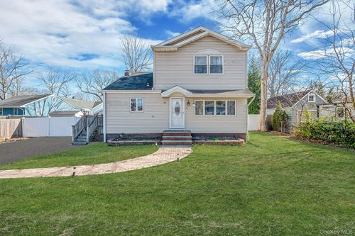 62 9th St, Ronkonkoma, NY, 11779-5437 | Card Image