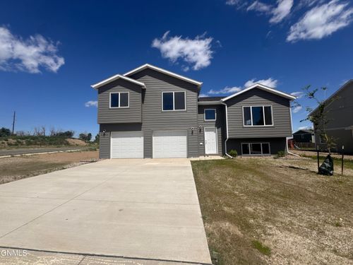 3202 10th Ave Ne, Watford City, ND, 58854-3257 | Card Image