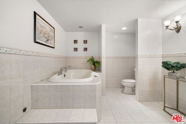 UNIT-406 - 318 N Maple Dr, Condo with 2 bedrooms, 3 bathrooms and 2 parking in Beverly Hills CA | Image 29