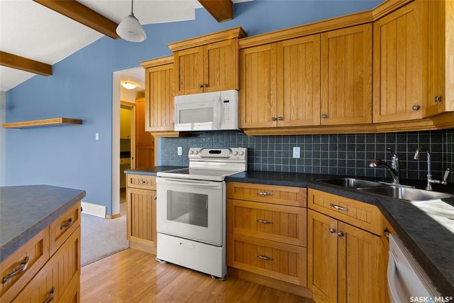 227 &amp; 229 Lakeview Ave, House other with 2 bedrooms, 2 bathrooms and 12 parking in Silton SK | Image 8