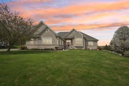 4329150 Prairie Wind Cir N, Pewaukee, WI, 53072-3191 | Card Image