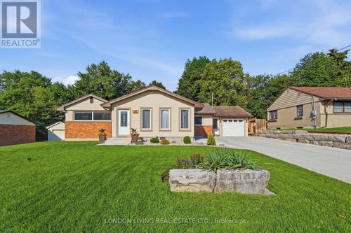 470 Coombs Ave, London, ON, N6G1J7 | Card Image