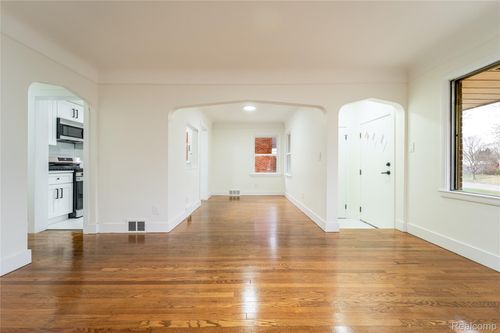 16535 Lincoln Ave, Eastpointe, MI, 48021-3085 | Card Image