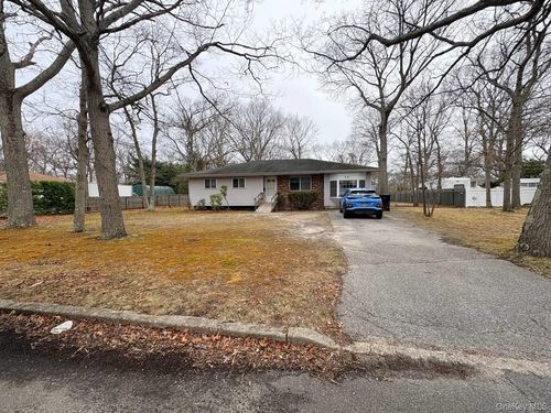 66 40th St, Islip, NY, 11751-1123 | Card Image
