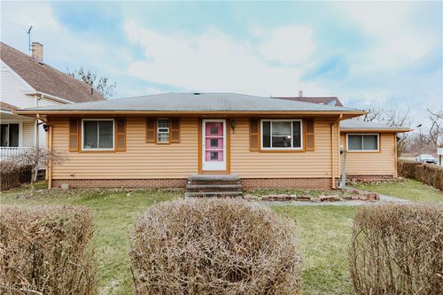 3930 E 53rd St, Newburgh Heights, OH, 44105-4847 | Card Image