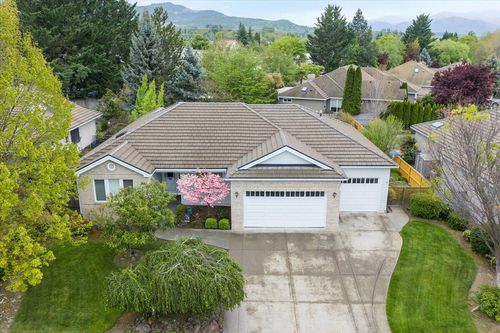 747 Eastridge Dr, Medford, OR, 97504-8920 | Card Image