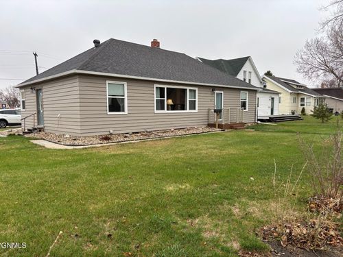 402 Brewster St E, Harvey, ND, 58341-1607 | Card Image