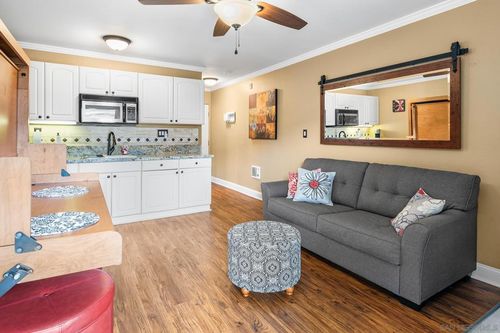 apt-218-1021 Scott St, San Diego, CA, 92106-3051 | Card Image