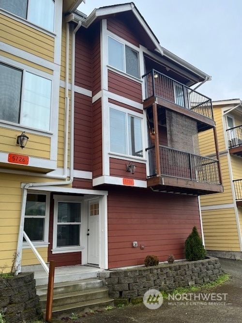 5728 Roosevelt Way Ne, Seattle, WA, 98105-2740 | Card Image