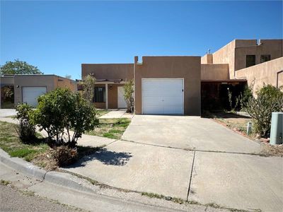 1060 Avenida Linda, Home with 2 bedrooms, 1 bathrooms and 2 parking in Santa Fe NM | Image 2