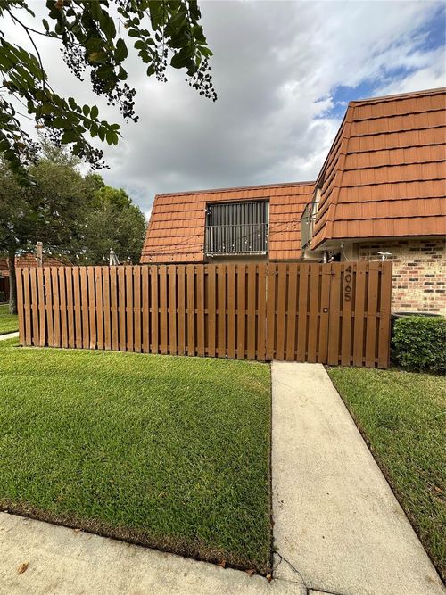 4065 Wimbledon Dr, Hollywood, FL, 33026-1134 | Card Image